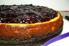 Cheesecake de forno com frutos vermelhos