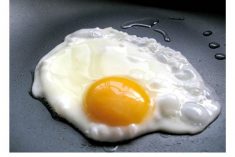 Como estrelar um ovo apenas em água, é fácil e saudável