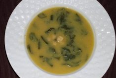 Sopa de grão e espinafres